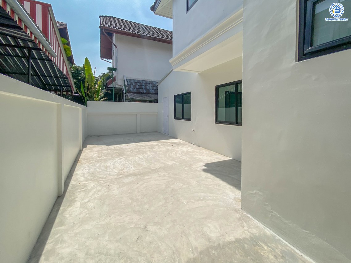 บ้านมือสองตกแต่งใหม่ โครงการ ป.ผาสุก บรมราชชนนี เนื้อที่ 77 ตร.ว. ฟังก์ชันจัดเต็ม 3 ห้องนอน 2 ห้องน้ำ จอดรถได้ 3 คัน บนทำเลศักยภาพ เข้า-ออกได้ทั้งถนนบรมราชชนนี ถนนพุทธมณฑลสาย2 และถนนกาญจนาฯ ใกล้ทางคู่ขนานลอยฟ้าบรมราชชนนี, เซ็นทรัลปิ่นเกล้า และม.มหิดล